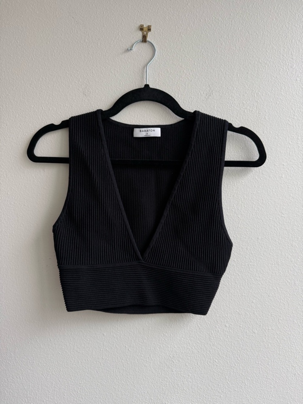 Aritzia Babaton Black Ribbed V-Neck Crop Top